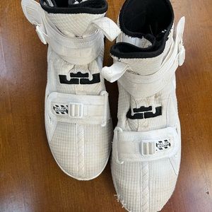 Men’s Lebron 19’ basketball sneakers size 9 1/2